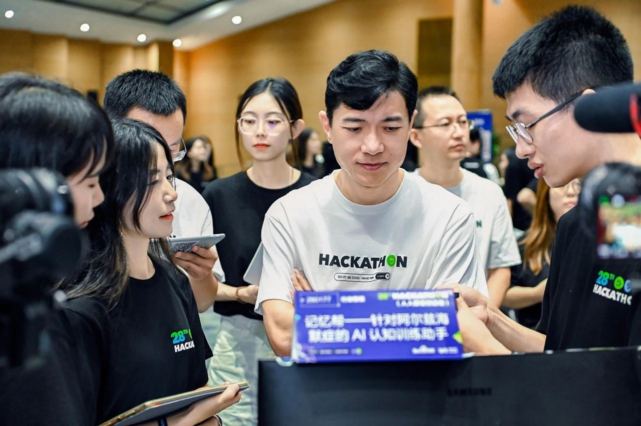 李彦宏：你不必学人工智能专业。任何行业都可以与人工智能结合
