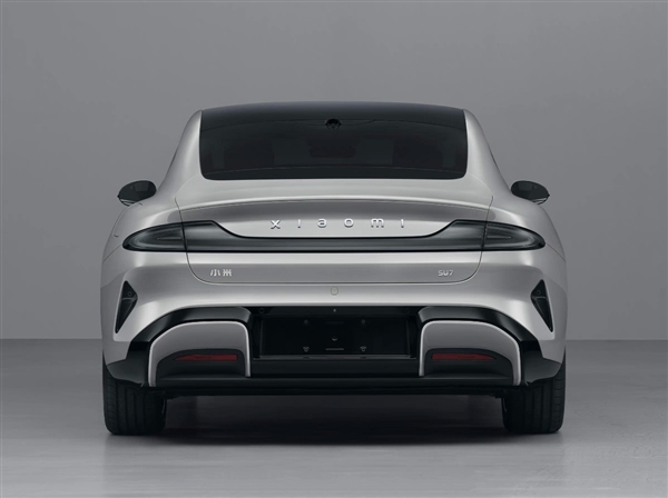 小米SU7宣布变化：增加多种新钳、轮座、黑色车标等新外观
